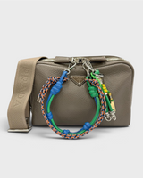 NEWSEDのPRADAヴィッテロダイノレザーショルダーバッグ。グレージュカラーにトライアングルロゴとカラフルなトリックチャーム付き。