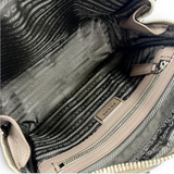 NEWSEDのPRADAヴィッテロダイノレザーショルダーバッグの内部。ロゴ入りライニングとファスナーポケットが見えるグレージュのバッグ。