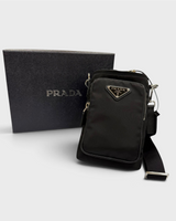 NEWSEDのPRADA Re-Nylonフォンケース。ブラックのナイロン製でトライアングルロゴが特徴的なショルダーバッグと専用ボックス
