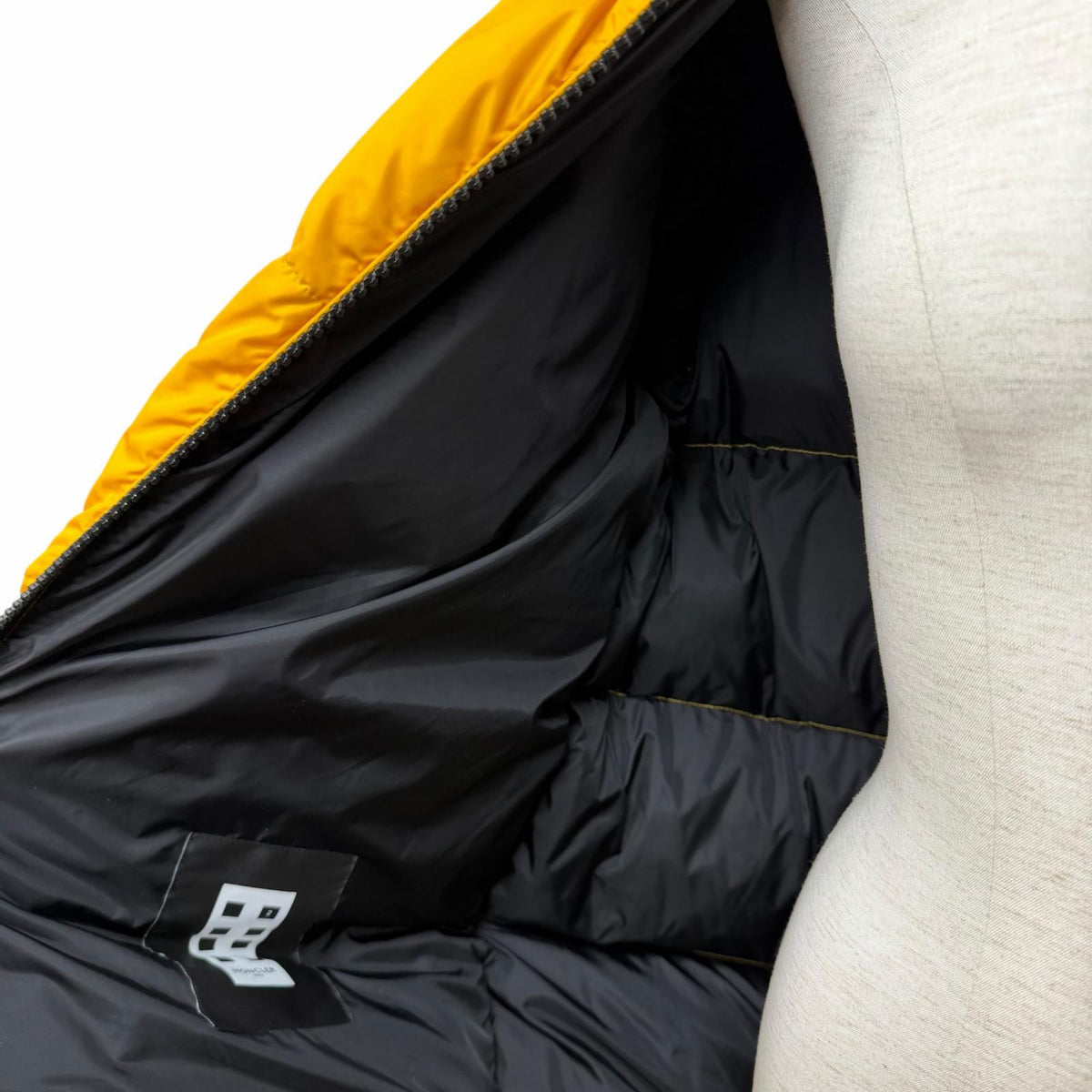 モンクレール ジーニアス 2 MERGULE メルグル FOXファー・フード・ロゴワッペン付 ZIP UP ダウンジャケット イエロー 54847 レディース