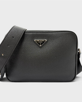 NEWSEDのPRADAブラックレザーショルダーバッグ。フロントにアイコニックなトライアングルロゴを配したメンズ向けデザイン。