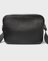 NEWSEDのPRADAメンズショルダーバッグ。上質なブラックレザーを使用したシンプルで洗練されたデザイン。