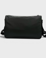 NEWSEDのPRADA Re-Nylon製ブラックショルダーバッグ。耐久性のあるナイロン素材を使用したシンプルで洗練されたデザイン。