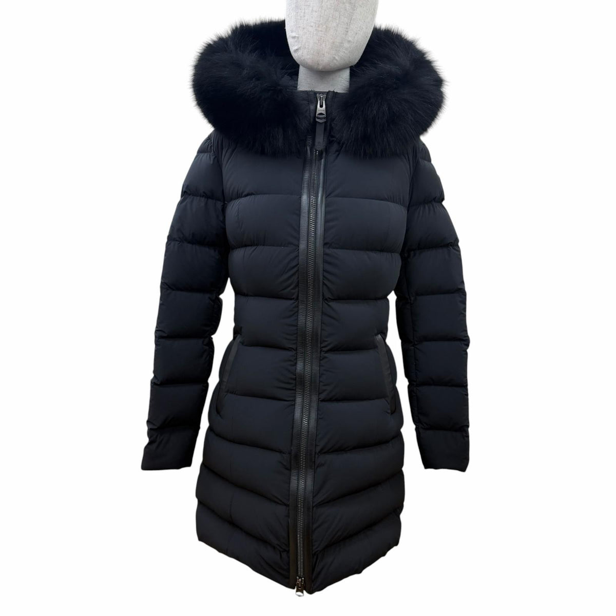 マッカージュ ブルーフォックスファー・フード付 レザー使い ZIP UP ダウンコート ブラック S レディース
