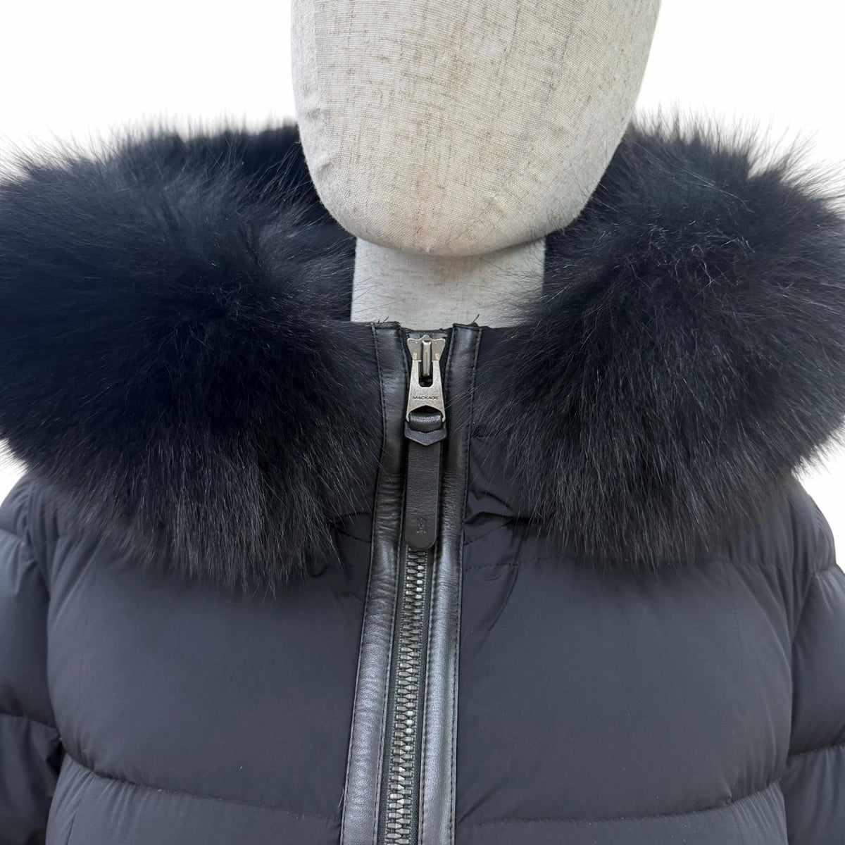 マッカージュ ブルーフォックスファー・フード付 レザー使い ZIP UP ダウンコート ブラック S レディース