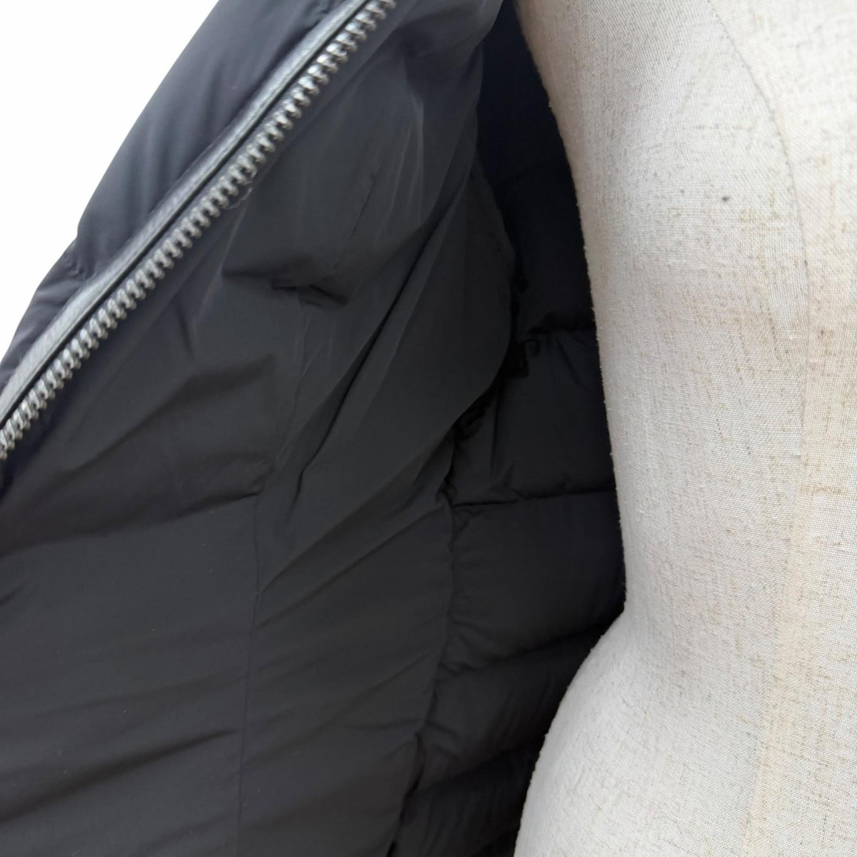 マッカージュ ブルーフォックスファー・フード付 レザー使い ZIP UP ダウンコート ブラック S レディース