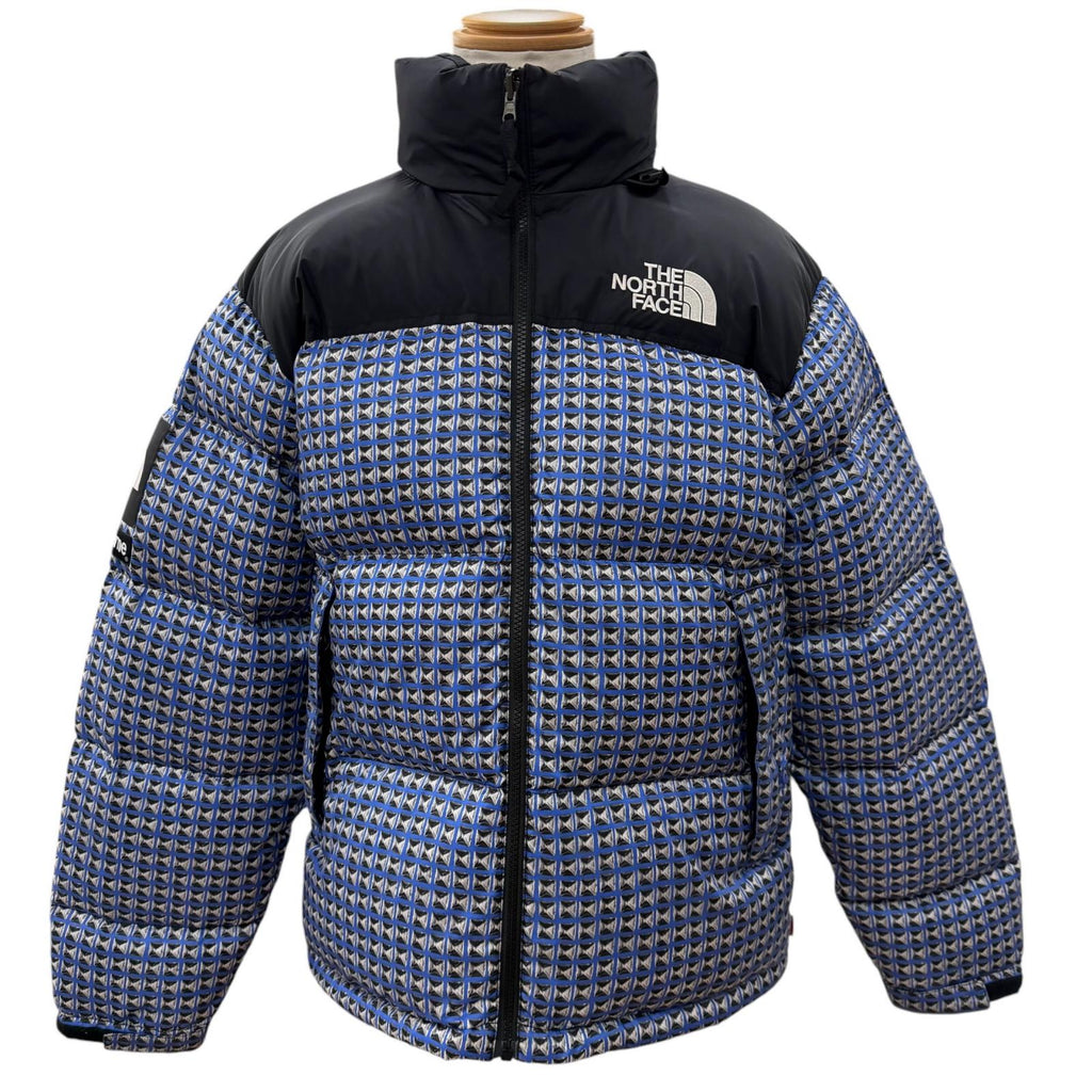 シュプリーム ザ・ノースフェイス Studded Nuptse Jacket スタッズ柄 ロゴ刺繍 ワッペン付き フード収納 ポケッタブル仕様 ジップアップ ダウンジャケット ブルー M メンズ