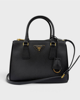 NEWSEDのPRADAガレリアスモール2WAYバッグ。ブラックのサフィアーノレザー製でゴールドの金具が特徴的なハンドバッグ兼ショルダーバッグ。