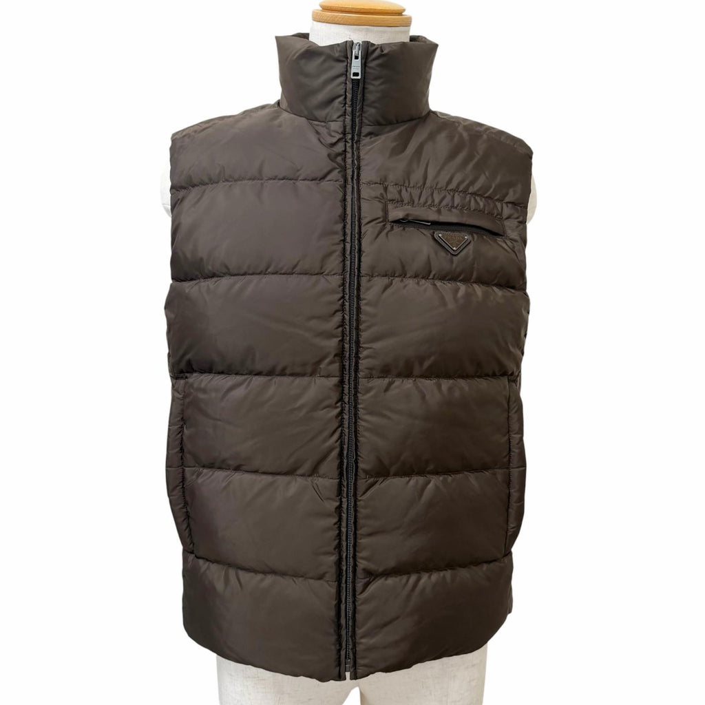 プラダ トライアングルロゴ Re-Nylon ダウンベスト ブラウン 48 メンズ