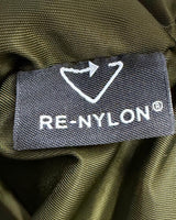 NEWSEDが販売するプラダのRe-Nylonボディバッグの内側にあるカーキ色のリサイクルポリアミド素材のタグ
