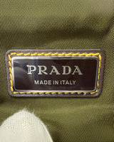 NEWSEDのPRADA Re-Nylonボディバッグの内側にあるブランドロゴプレート。カーキ色のリサイクルポリアミド素材に縫い付けられたメタルプレート。
