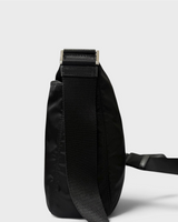 NEWSEDのPRADA Re-Nylon製ブラックショルダーバッグの側面、耐久性のあるナイロン素材と調節可能なストラップ