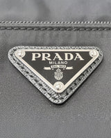 NEWSEDのPRADA Re-Nylonショルダーバッグに施されたアイコニックなブラックのトライアングルロゴプレート