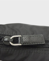NEWSEDのPRADA Re-Nylonショルダーバッグ。ブラックのナイロン素材にレザーの引き手が付いたファスナー詳細。