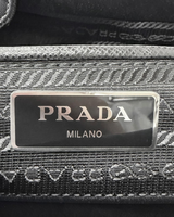 NEWSEDのPRADA Re-Nylonショルダーバッグに施されたシルバーのブランドロゴプレートのクローズアップ