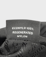 NEWSEDのプラダRe-Nylonショルダーバッグの内側にあるECONYL再生ナイロン素材を示すタグの接写