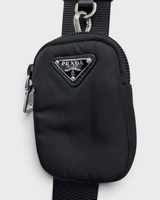NEWSEDのPRADA Re-Nylon製ブラックショルダーバッグ、トライアングルロゴ付きポーチのクローズアップ