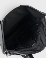 NEWSEDのPRADA Re-Nylon 2WAYバッグ。ブラックのリサイクルポリアミド製で、ファスナー開閉の内側にはポケットを備えた機能的なデザイン。