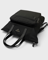 NEWSEDのPRADA Re-Nylon 2WAYバックパック兼トートバッグ。ブラックのリサイクルポリアミドとサフィアーノレザー製で、フロントにロゴプレート付き。