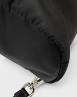 NEWSEDのPRADA Re-Nylon製ブラックバックパックの底面とストラップ接続部のクローズアップ