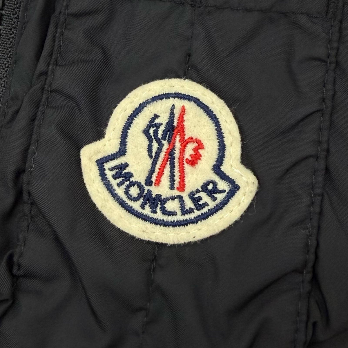 モンクレール AJA ロゴワッペン付き フェイクファー フーデッド ダブルジップアップ ダウンコート ブラック 1 メンズ