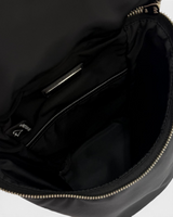 NEWSEDで販売中のPRADA Re-Nylonショルダーバッグ。ブラックのナイロン製で、内側にオープンポケットを備えたメイン収納部の詳細。