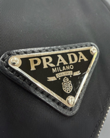 NEWSEDが販売するPRADAのRe-Nylonショルダーバッグ。アイコニックな三角ロゴプレートが施されたブラックのナイロン素材。