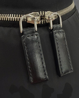 NEWSEDのPRADA Re-Nylonショルダーバッグのブラックナイロン生地とレザー製ファスナー引き手