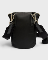 NEWSEDのPRADA Re-Nylonショルダーバッグ。ブラックのナイロン素材にレザーのディテールが施された背面デザイン。