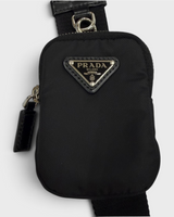 NEWSEDのPRADA Re-Nylon製ブラックショルダーバッグ。トライアングルロゴプレートと取り外し可能なポーチ付き。