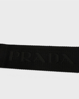 NEWSEDのプラダRe-Nylonショルダーバッグのブラックのショルダーストラップに施されたPRADAのロゴ刺繍