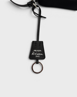 NEWSEDのPRADA Re-Edition 2005 Re-Nylonバッグに付属するブラックのレザー製キーリングタグ