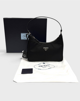 NEWSEDのPRADA Re-Edition 2005 Re-Nylonブラックハンドバッグ。トライアングルロゴ付きのミニマルなデザインで、箱と保存袋が付属。
