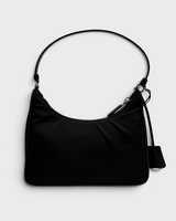 NEWSEDのPRADA Re-Edition 2005 Re-Nylonブラックハンドバッグ。トライアングルロゴ付きの洗練されたリサイクルナイロン製ミニバッグ