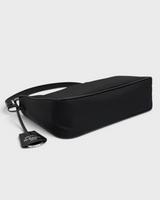NEWSEDのPRADA Re-Edition 2005 Re-Nylonブラックハンドバッグ。底面とクロシェットタグが見える斜めからのアングル