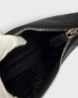 NEWSEDのPRADA Re-Edition 2005 Re-Nylonバッグの内部、ロゴ入りライニングとファスナー開閉部
