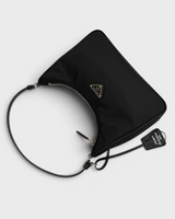 NEWSEDのPRADA Re-Edition 2005 Re-Nylonブラックハンドバッグ。トライアングルロゴとタグ付きの洗練されたデザイン。