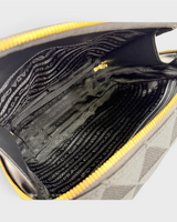 NEWSEDのPRADAブリックショルダーバッグの内部。PRADAロゴが織り込まれたブラックのジャガード生地とファスナー開閉部。