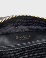 NEWSEDのPRADAブリックショルダーバッグの内側。ブラックのジャガード生地にゴールドのロゴプレートが映えるデザイン。
