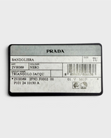 NEWSEDが販売するPRADAのブリック トライアングルジャガード ショルダーバッグの製品タグ。モデル番号やカラー情報が記載された公式の認証タグ。