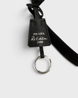 NEWSEDのPRADA Re-Edition 2000ミニバッグに付属するブラックのサフィアーノレザー製キーリングチャーム
