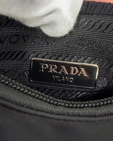 NEWSEDのPRADA Re-Edition 2000 Re-Nylonミニバッグ内部のロゴプレートとブラックのナイロン生地