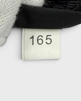 NEWSEDが取り扱うPRADA Re-Edition 2000 Re-Nylonミニバッグの内部タグに記載された数字165のクローズアップ