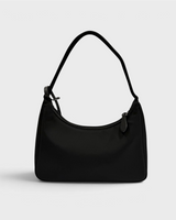 NEWSEDのPRADA Re-Edition 2000 Re-Nylonミニバッグ。ブラックのリサイクルナイロン製で、アイコニックな三角ロゴプレートとチャームが付いたワンショルダーバッグ。