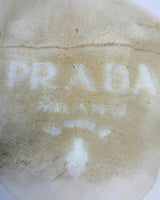 NEWSEDのPRADAベージュのシアリング素材トートバッグ。フロントに白いトライアングルロゴがデザインされたふわふわのシープスキンバッグ。