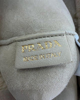 NEWSEDのPRADAテリーシアリングトートバッグ。ベージュのシープスキンにゴールドのロゴタグが施された高級感あるデザイン。