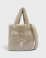 NEWSEDのPRADAベージュのシアリングトートバッグ。フロントにロゴが刺繍されたふわふわのシープスキン素材の2WAYショルダーバッグ。
