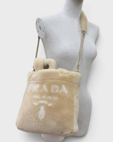 NEWSEDのベージュのPRADAテリーシアリングトートバッグ。トライアングルロゴと取り外し可能なポーチ付きの2WAYショルダーバッグ