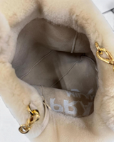 NEWSEDのPRADAテリーシアリングトートバッグの内部。ベージュの柔らかなシープスキン素材とゴールドの金具が特徴。