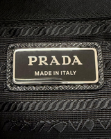 NEWSEDで販売中のPRADA Re-Nylonボディバッグの内側にあるブランドロゴプレート